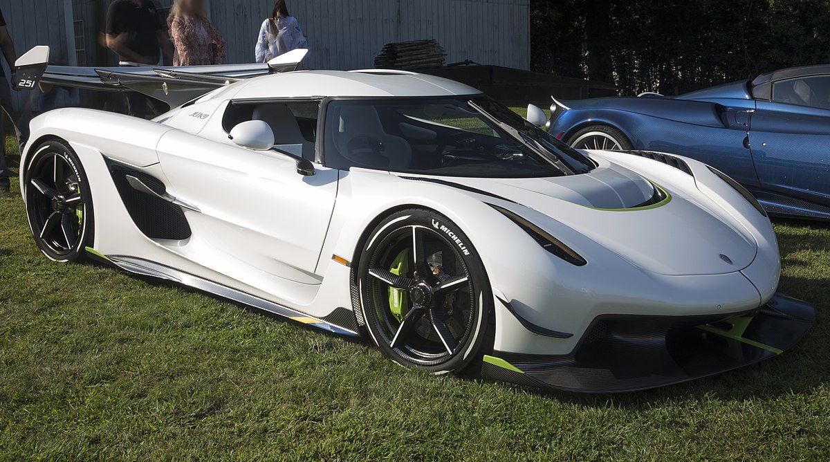 Машина Koenigsegg Agera 2020