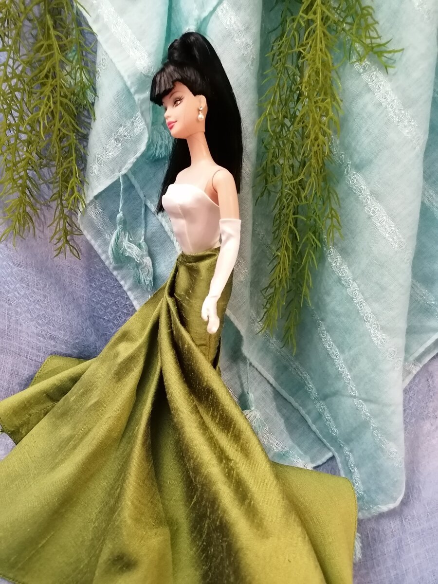 Юбка сшита сложно, так чтоб напоминала сложенные листья. (фото автора)