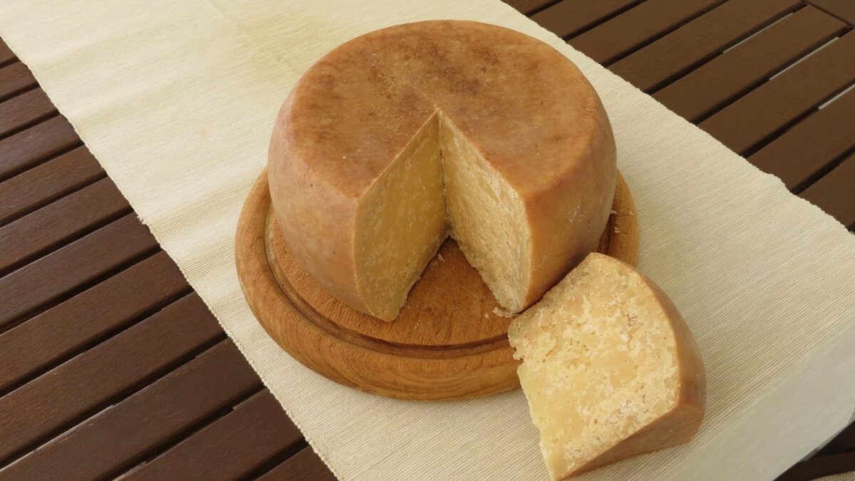 Традиционный сыр "Пекорино"  – основа для "Касу Марцу".