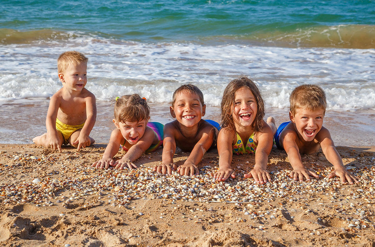 Что лучше для детей: учиться или отдыхать в летние каникулы.