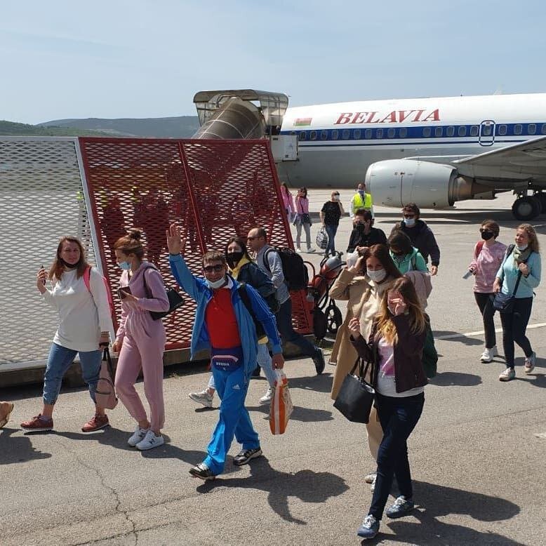 Пассажиры первого чартерного рейса Минск - Тиват, который приземлился в Черногории 30 апреля 2021 