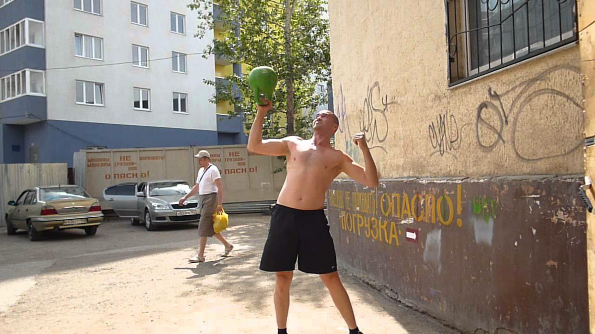 жим напопа. Опасно для жизни... надпись на доме. 
