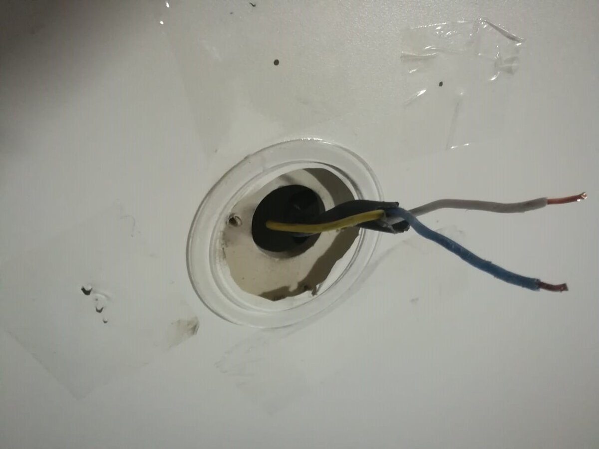 Скотч на потолке на местах старых креплений. Фотография автора статьи.