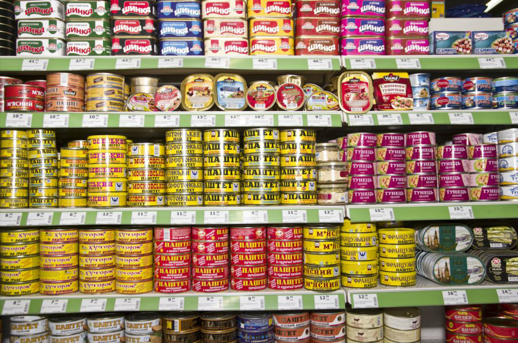 Продукты длительного хранения в супермаркете
