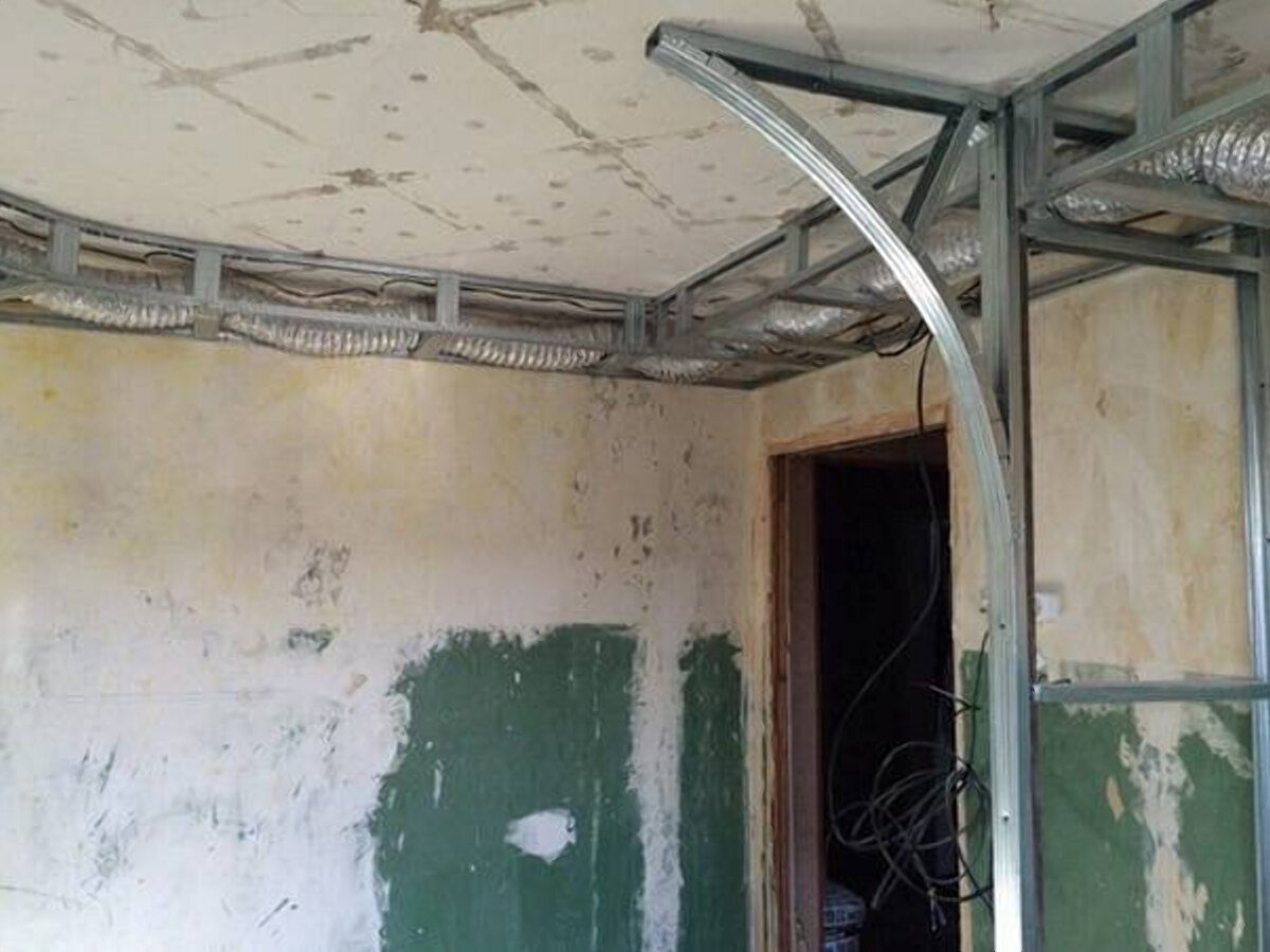 Помимо короба под потолком сделали еще и декоративную перегородку для зонирования пространства