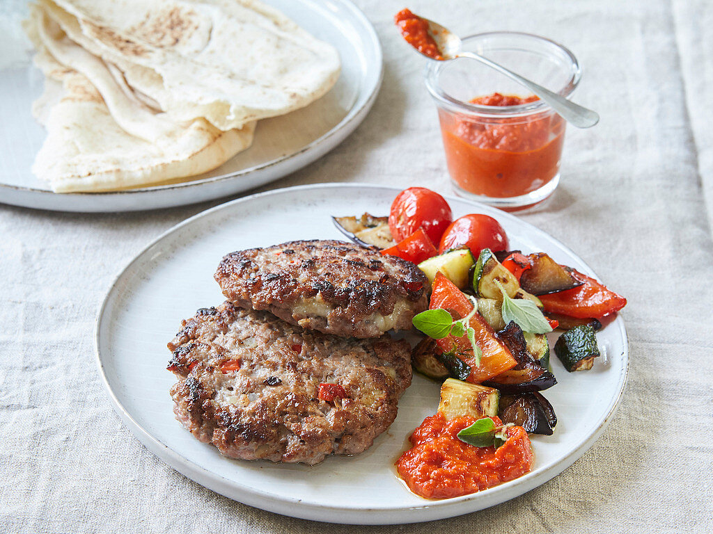 Плескавица с овечьим сыром и айваром