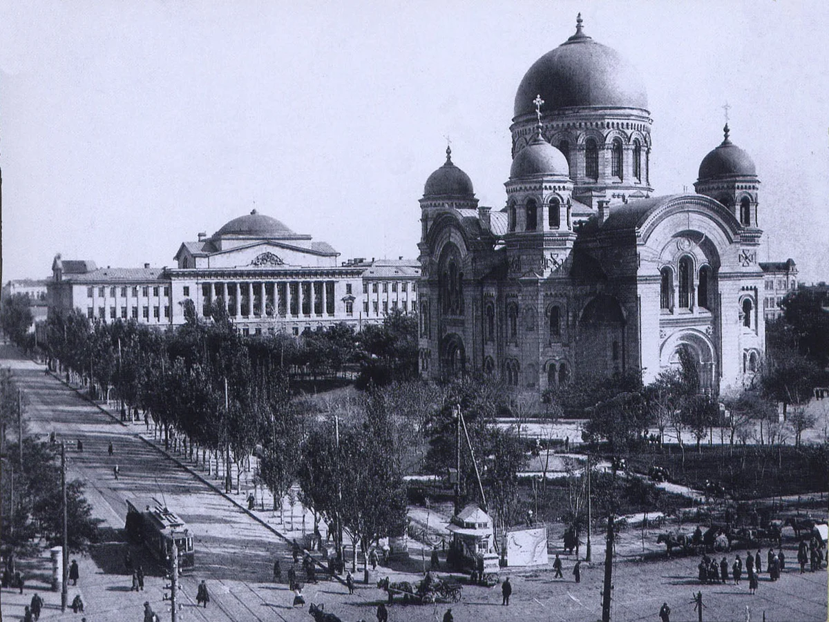 Построен в 1908 году. В то время это было самое большое здание во всём Ростове.