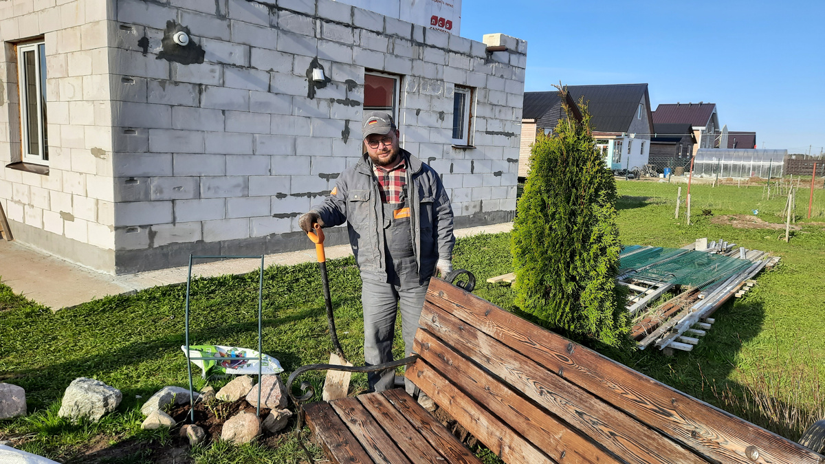 муж помогает озеленять участок несмотря на то, что стройка стоит)