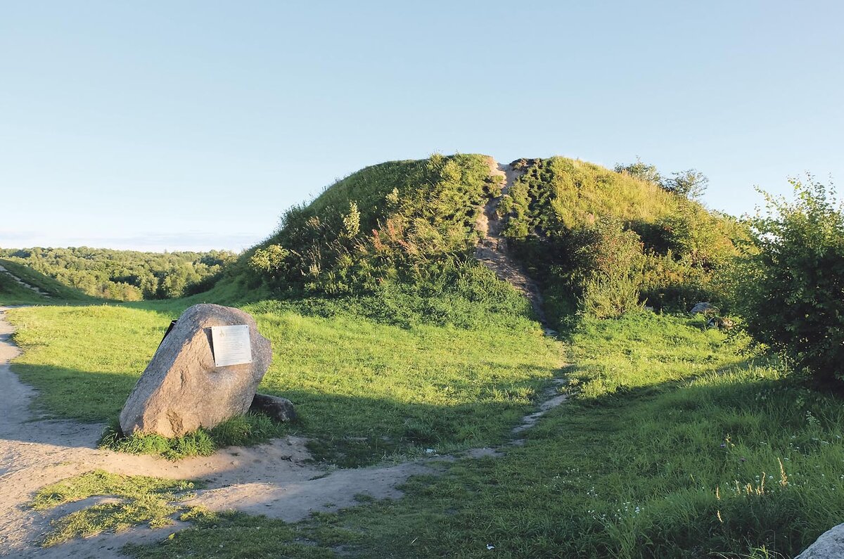 Могила князя Олега в Старой Ладоге.