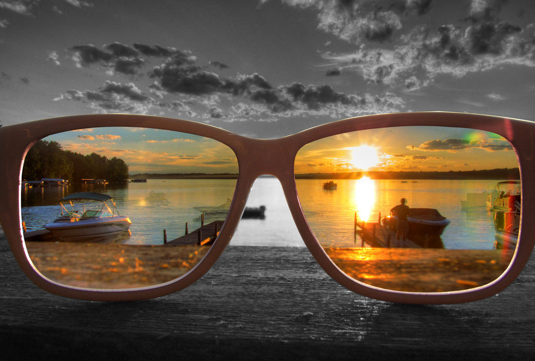 Видеть хорошие стороны. Отражение в очках. Вид через очки. Море в отражении очков. Взгляд через призму.