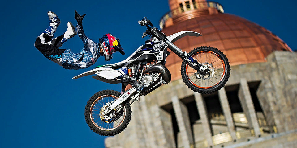 Зрелищный мотоспорт 5 букв. Ред Булл мотокросс фристайл. Эндуро фристайл. FMX мотофристайл. Мотофристайл соревнования  Red bull.