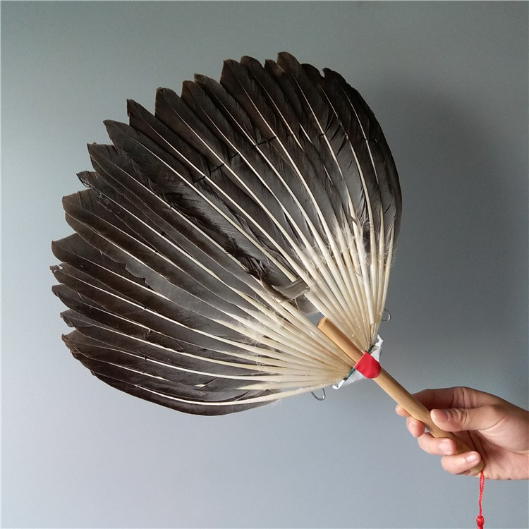 Пишут, что первоначально использовали перья птиц, например фазана, в качестве веера,