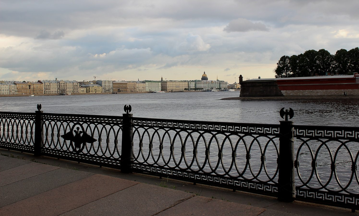 Ограда набережной. Петербург ограда Университетской набережной. Ограда набережной канала Грибоедова. Решетка набережной реки Фонтанки. Ограда набережной реки Фонтанки.