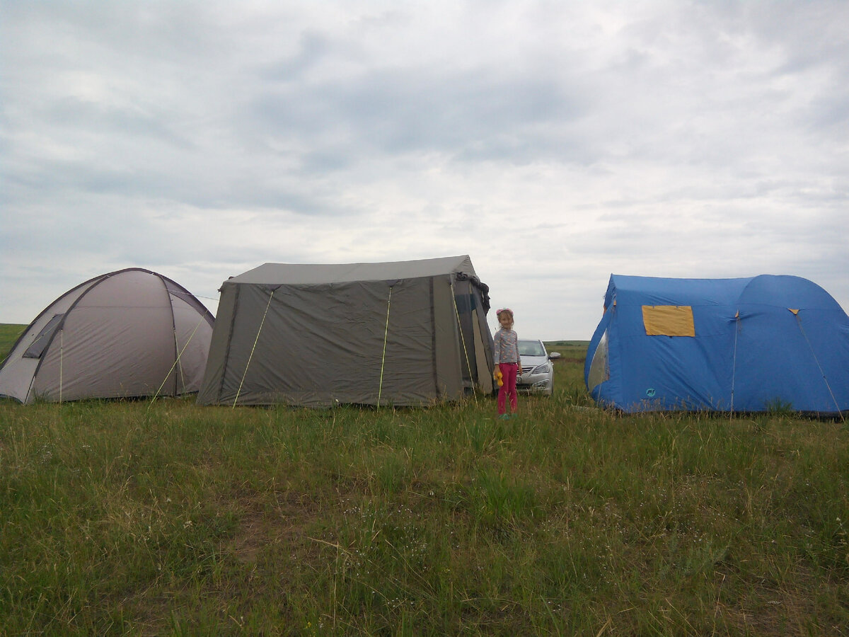 Наш лагерь в организованном кемпинге на озере Белё.