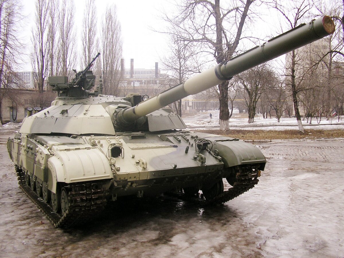 Танк БМ Булат (модернизированный Т-64Б) с динамической защитой «Нож»