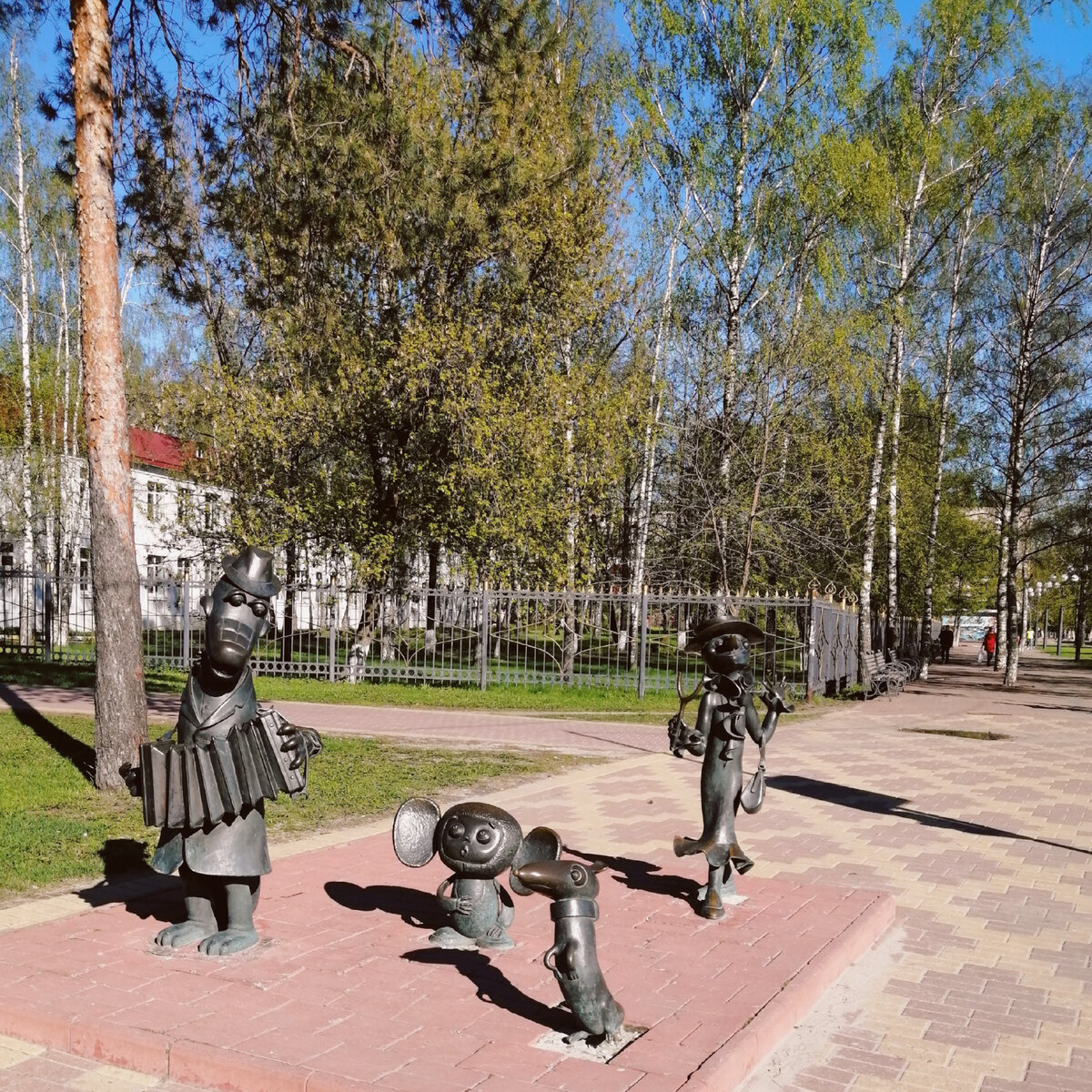 Памятники мультяшным героям стоят на каждом шагу. 