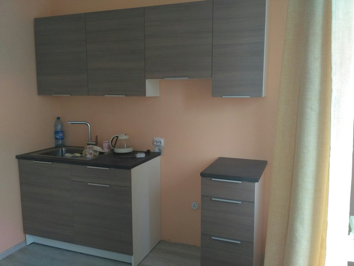 Может и не видно узора обоев, но смотрится приличненько