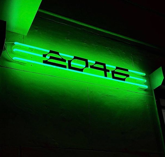 Вывеска заведения, которую вы точно не пройдете в поздний час