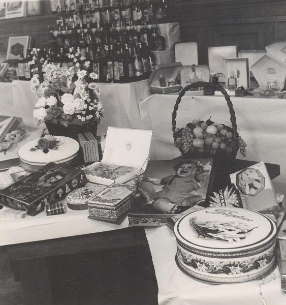 Кондитерские изделия, фрукты, вина, парфюмерия. Неизвестный автор, 1950-е, МАММ/МДФ.