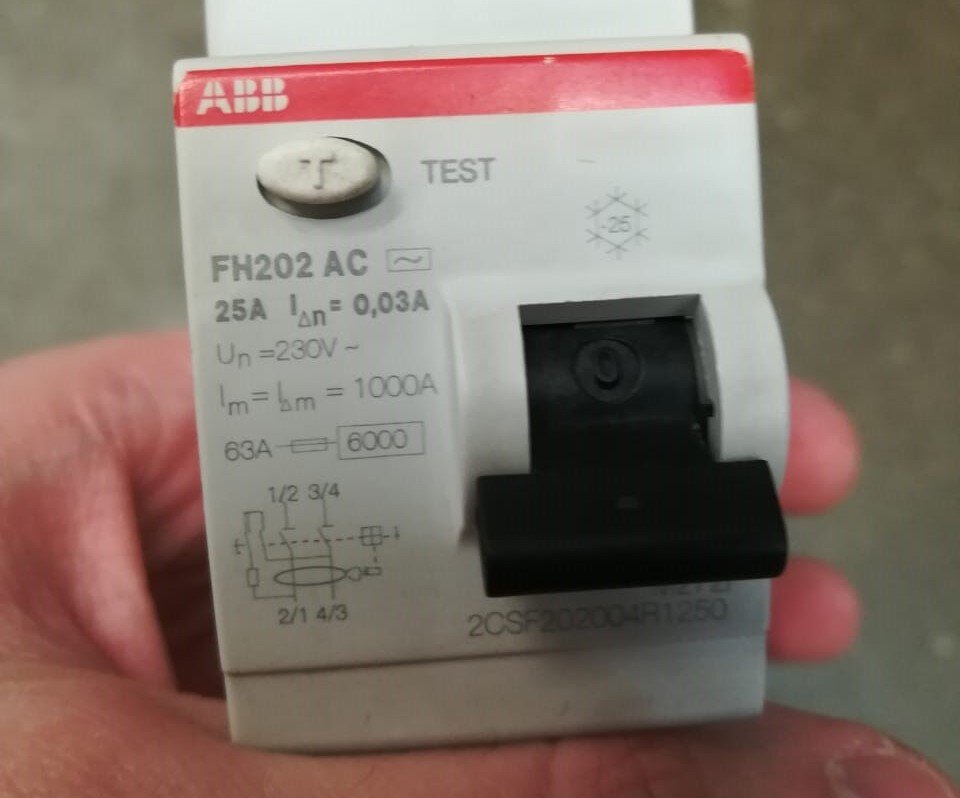 подобное ВДТ от ABB, только на ток утечки 30 мА, а нужно 100 и выше. Фотография автора статьи. 