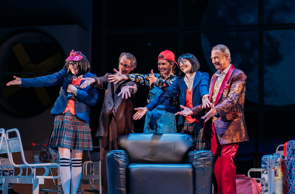 Умеют ли животные лгать? Да, конечно, - заявлял со сцены перед началом спектакля лис. Место действия постановки - зал ожидания аэропорта, где три дня ожидает вылета компания животных, среди которых Тигр, Овцы, Гусыня, Панда и Обезьяна. Рейсы самолётов по непонятным причинам постоянно переносятся на неопределённое время. Среди животных назревает возмущение, они готовы взбунтоваться, но всех сдерживает сотрудник охраны Пёс. И тут в зале ожидания появляется беспаспортный Лис, и всё меняется. Лис возглавляет возмущение животных, не боится Пса, однако явно преследует свои цели. За масками животных, как в классических баснях Эзопа, Лафонтена или Крылова, легко узнаются разные человеческие типажи. Перед героями встают вопросы, требующие непростого выбора: всегда ли нужно говорить правду? Есть ли ситуации, когда нужно солгать? И если да, то, что это за ситуации.