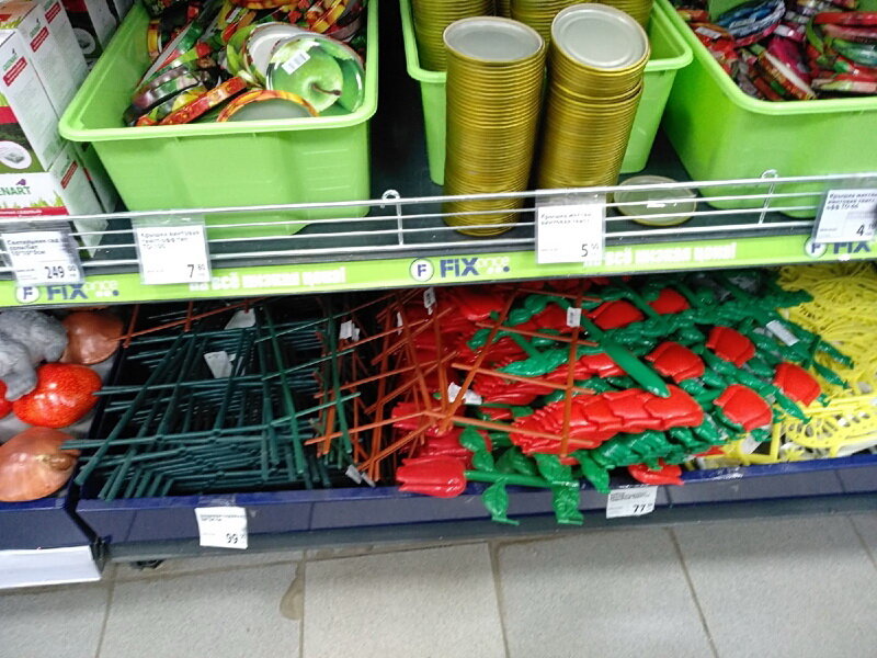 На нижней полке декор