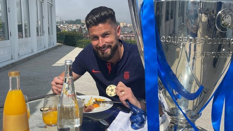 Оливье Жиру с кубком Лиги Чемпионов