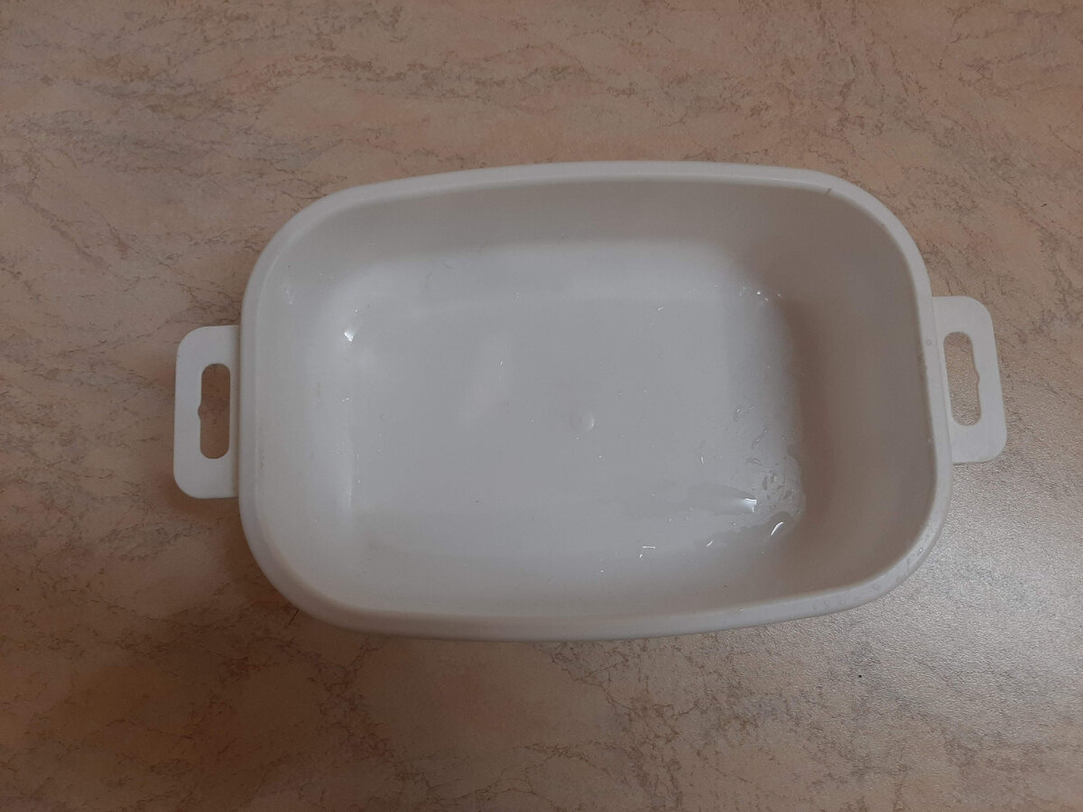 Берём пустой контейнер с крышкой и клапаном (в Fix Price такой за 55 рублей продавался, ёмкость 1.8 л)