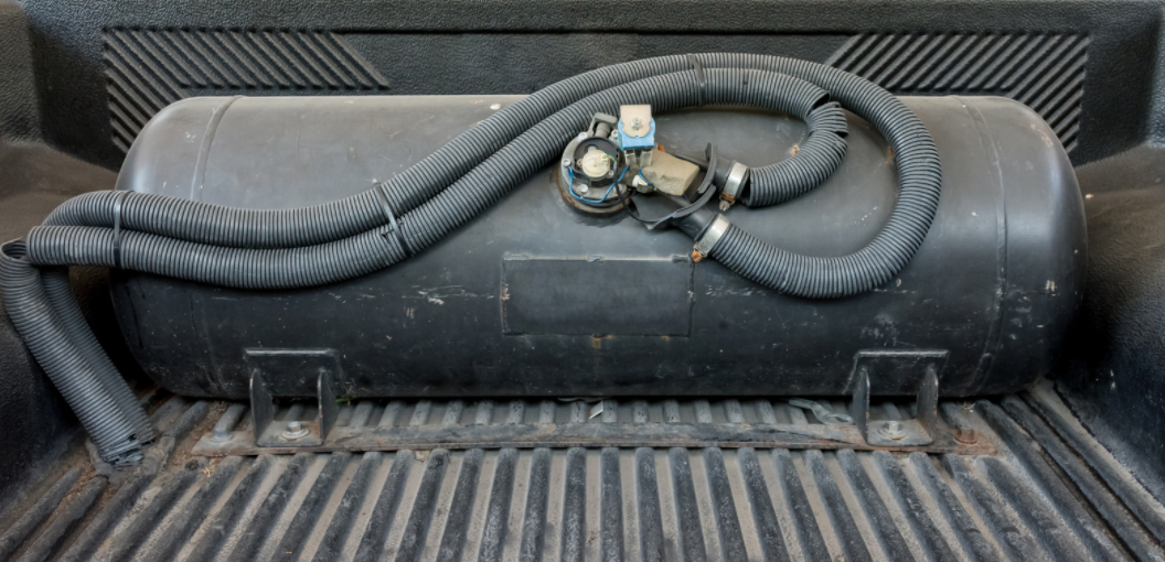 газовый балон в багажнике.