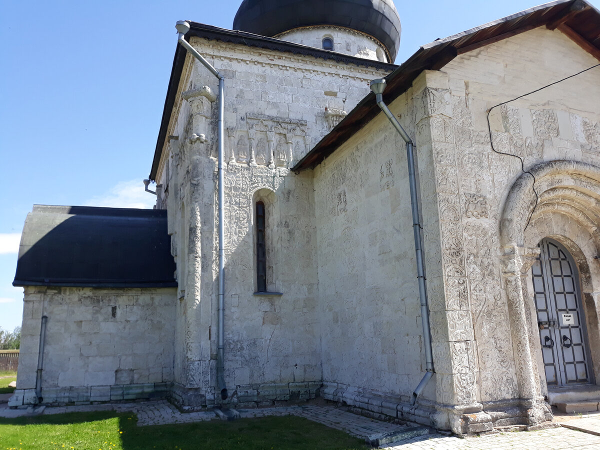 Георгиевский собор. Видна резная плитка и украшения в виде небольших колон. В глаза бросились кирпичи, заделанные под крышу и замазанные побелкой. Как то несерьезно, что прошлые реставраторы вот так подошли к восстановлению древней реликвии, выглядит не очень. А как бы закрыть их плиткой с таким же узором?  