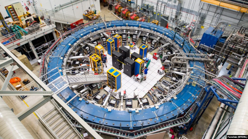 Результаты взяты из эксперимента Muon g-2. В центре - 15-метровое сверхпроводящее магнитное кольцо. Оборудование работает при минус 267 градусах Цельсия. Фото Лаборатория Ферми