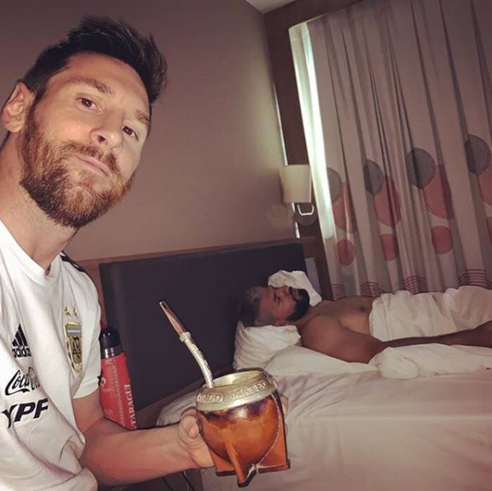 << Месси и спящий Агуэро >>