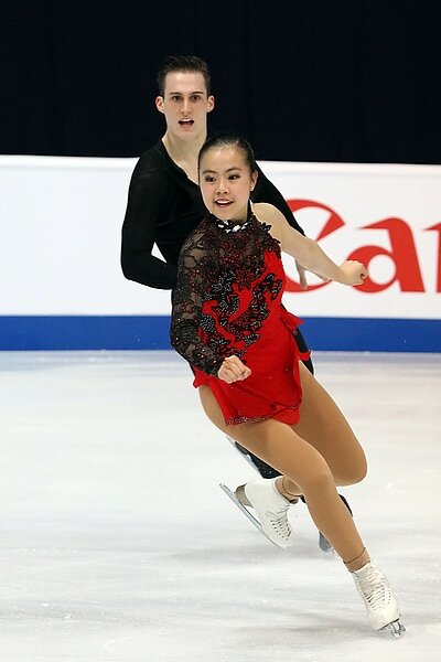Томми-Джо Ниман и Сара Фенг. https://upload.wikimedia.org/wikipedia/commons/2/2d/Sarah_Feng_and_TJ_Nyman_-_2019_Junior_Worlds.jpg