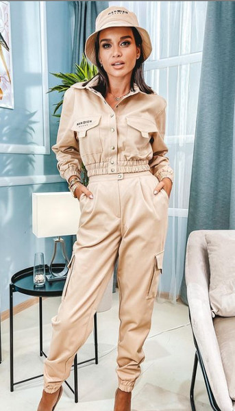  На протяжении последнего месяца фанатов Бородиной беспокоит вопрос: «Что случается в браке Ксюши и Курбана: неужто в шоу-бизнесе грядет еще один звездный развод?». Основаниями для сплетен стали беспокойные исследования фанатов. Супруги длительное время ни у кого не бывают замечены совместно: ни на тусовках, ни на отдыхе, ни в соцсетях. Среди последних постов в Instagram-аккаунтах – как у нее, так и у него — нет ни одной общей фото.Впоследствии бессчетных просьб поклонников Ксюша записала сторис, в которых комментировала сплетни о неурядицах. «Я много раз заявляла в интервью, что личные вещи не выношу на всеобщее обозрение — всему свое время. Прошу войти в мое состояние и не болеть. Все отлично! Вы же понимаете меня, ну как имеет возможность быть по-другому… Все читаю, все чувствую… Благодарю большое за помощь, но пока же охота уволиться в тень», — делится с подписчиками телеведущая.