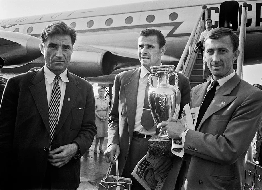 Игроки сборной СССР с кубком Европы.