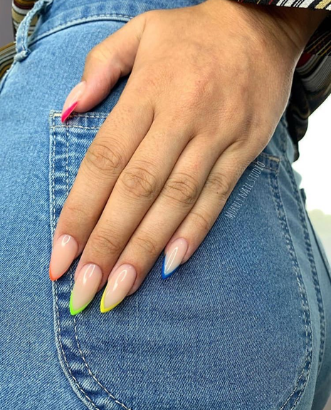 Не бойтесь экспериментировать:) Популярен френч любых оттенков!