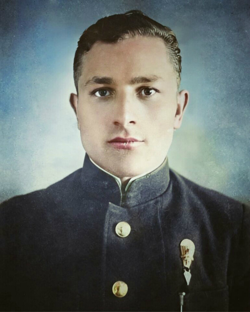 Иванов Яков Матвеевич — летчик 1-й эскадрильи 32-го истребительного аваиационного полка 62-й истребительной авиационной бригады ВВС Черноморского флота, младший лейтенант (на момент подвига). Источник: sev.gov.ru