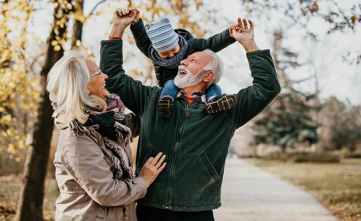 Бабушка сидит. Бабушка улыбается. Красивые старики. Старенькие бабушки и дедушки. Пожилая женщина с внучкой.