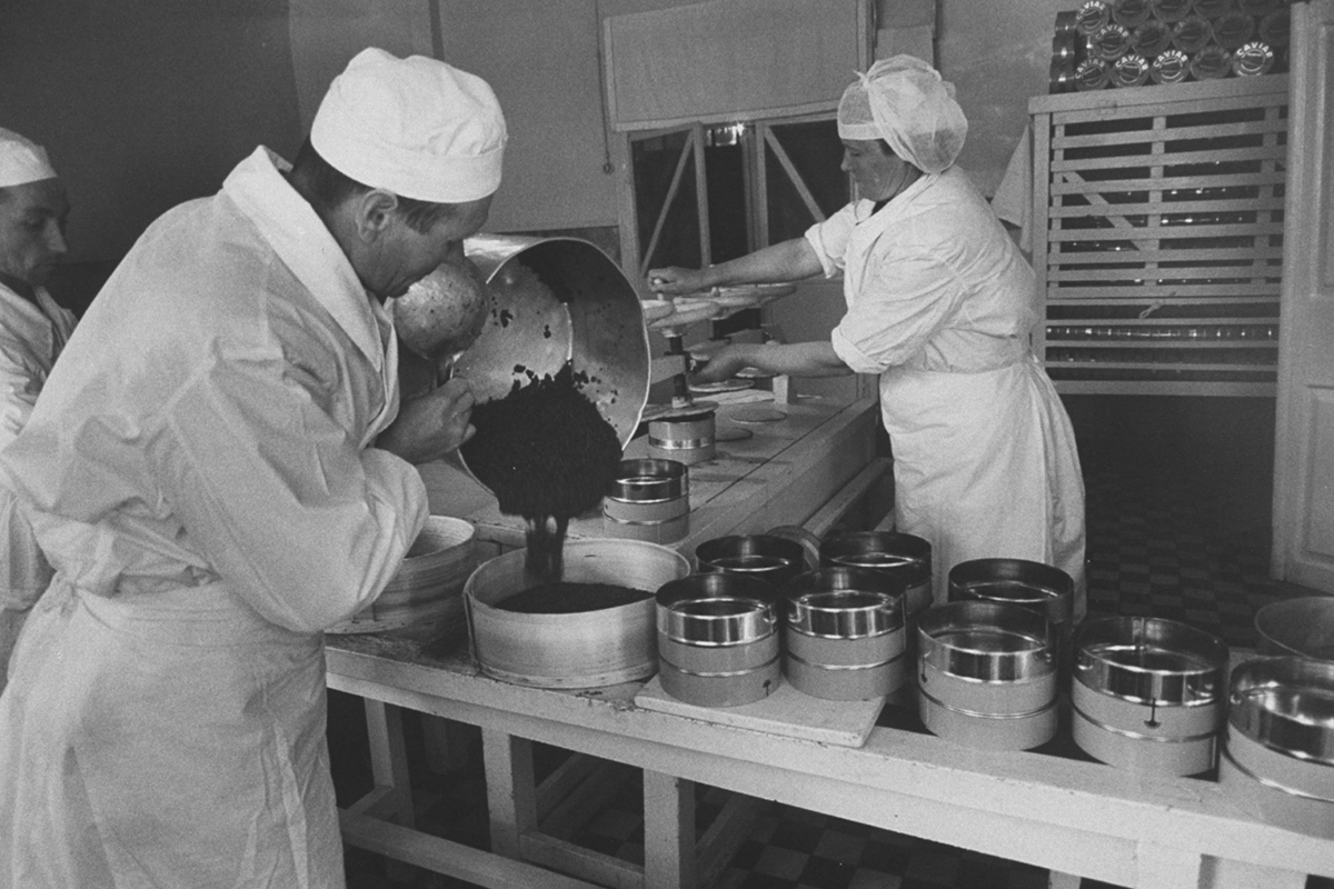 Центр консервирования икры на заводе в СССР