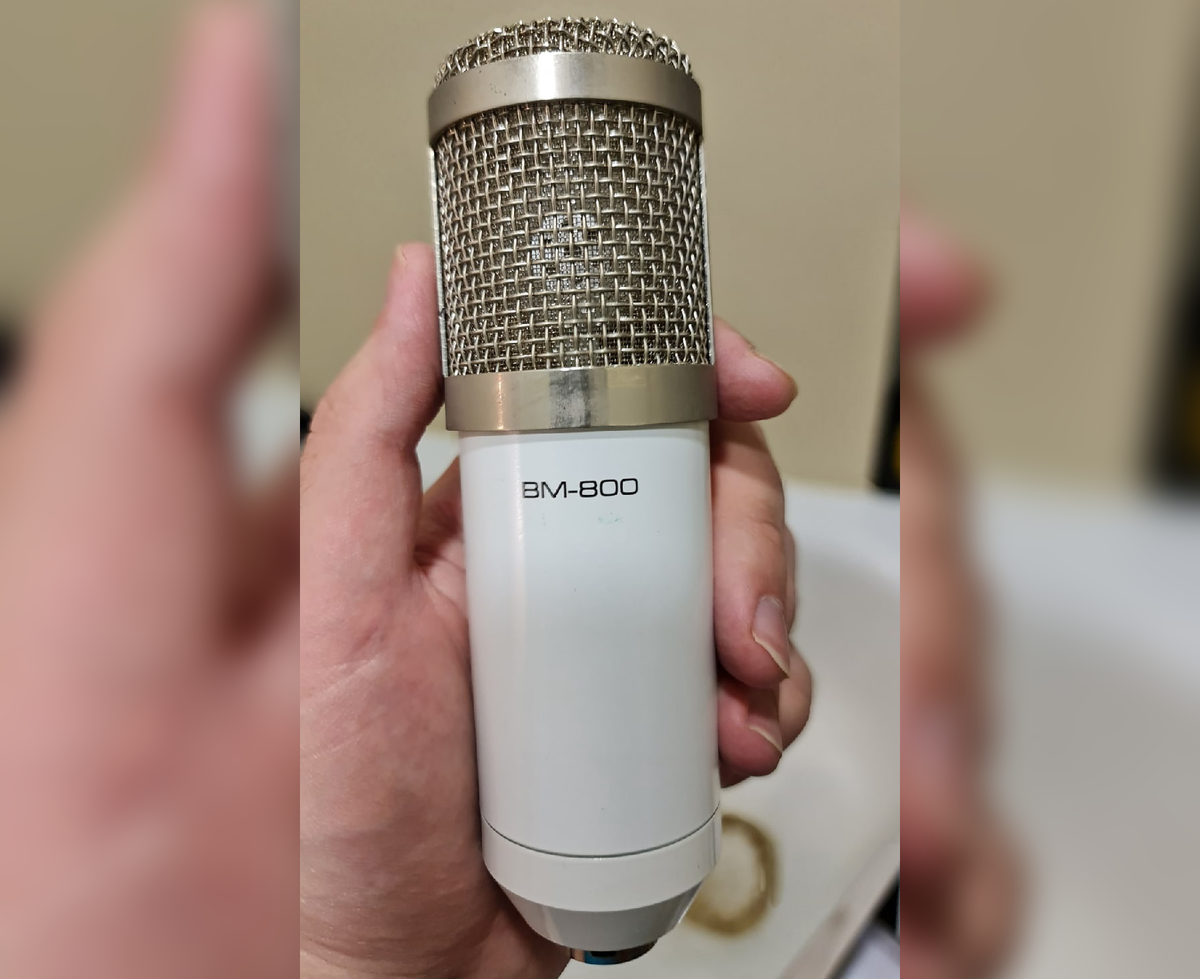 Разбирая вещи при переезде, наткнулся на тот самый первый стримерский микрофон. После фотографии на память он, однако, отправился на помойку. Ну куда столько хлама брать в новый город?