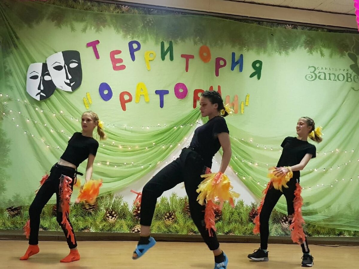 Моя будущая подопечная Даша - в центре) Танцуют в лагере номер, который она ставила сама.