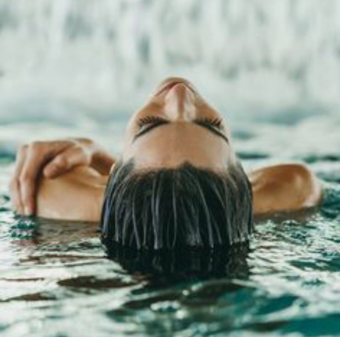 Как защитить волосы в бассейне