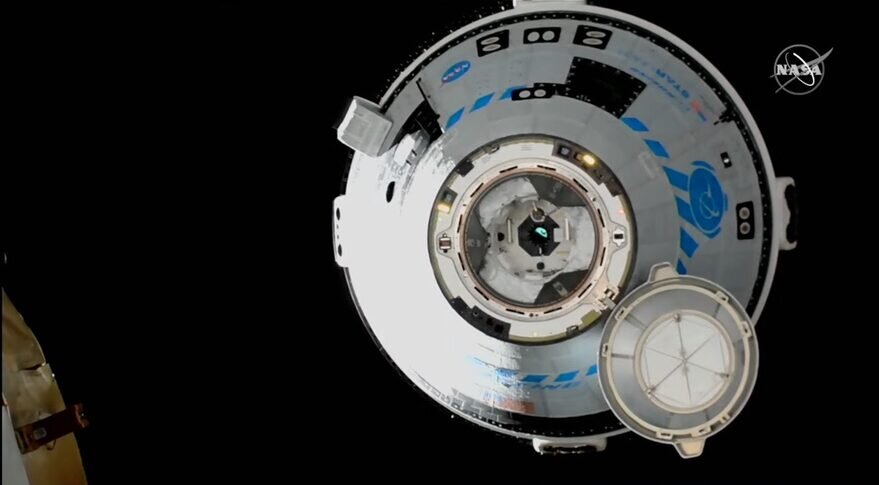 Космический корабль Boeing CST-100 Starliner приближается к Международной космической станции незадолго до ее стыковки. Фото: NASA TV 