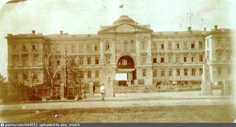 Дом Советов, 1920 год. Бывшее здание Судебных установлений, ныне здание Законодательного собрания Омской области. Фото с Pastvu.com