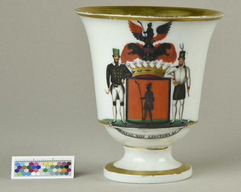 Чашка с гербом графов фон Гердер 1815-50 года, Германия, г. Мейсен, "Государственный исторический музей", https://goskatalog.ru/