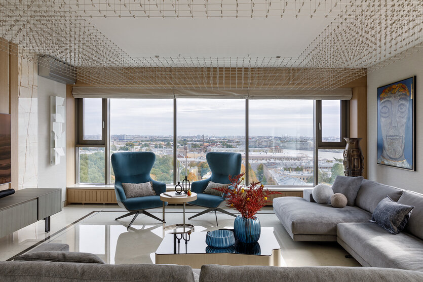 Общий вид гостиной. Пол отделан мрамором с интегрированными металлическими вставками. Диванная группа, кресла, Poliform. Магнитные накладные треки, «Центрсвет». Журнальный столик, Minotti.