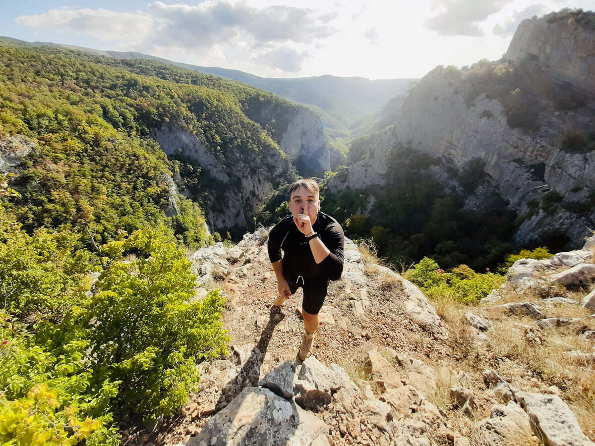 Большой каньон 44.517325, 33.984261-маршрут пролегает от села Соколиное, Вы двигаетесь вверх по дороге на плато Ай-Петри, проезжаете по серпантину от села Соколиное 4-5 км. и увидите парковку вдоль дороги, и на противоположной стороне будет спуск (дорога на каньон), идите по указателям и всё будет отлично! Продолжительность маршрута начинающему туристу порядка 1-2 часов в одну сторону, дорога не сложная (мы ходили с детьми 2 года, и 6 лет) Нам понравилось! Запаситесь едой, водой и удобной обувью, а также купальником, так как в конце маршрута Вы упретесь в «ВАННУ МОЛОДОСТИ» (вода холодная 10 градусов), маршрут идёт по ущелью вдоль реки, также можете полнятся вверх, и полюбоваться каньоном сверху!