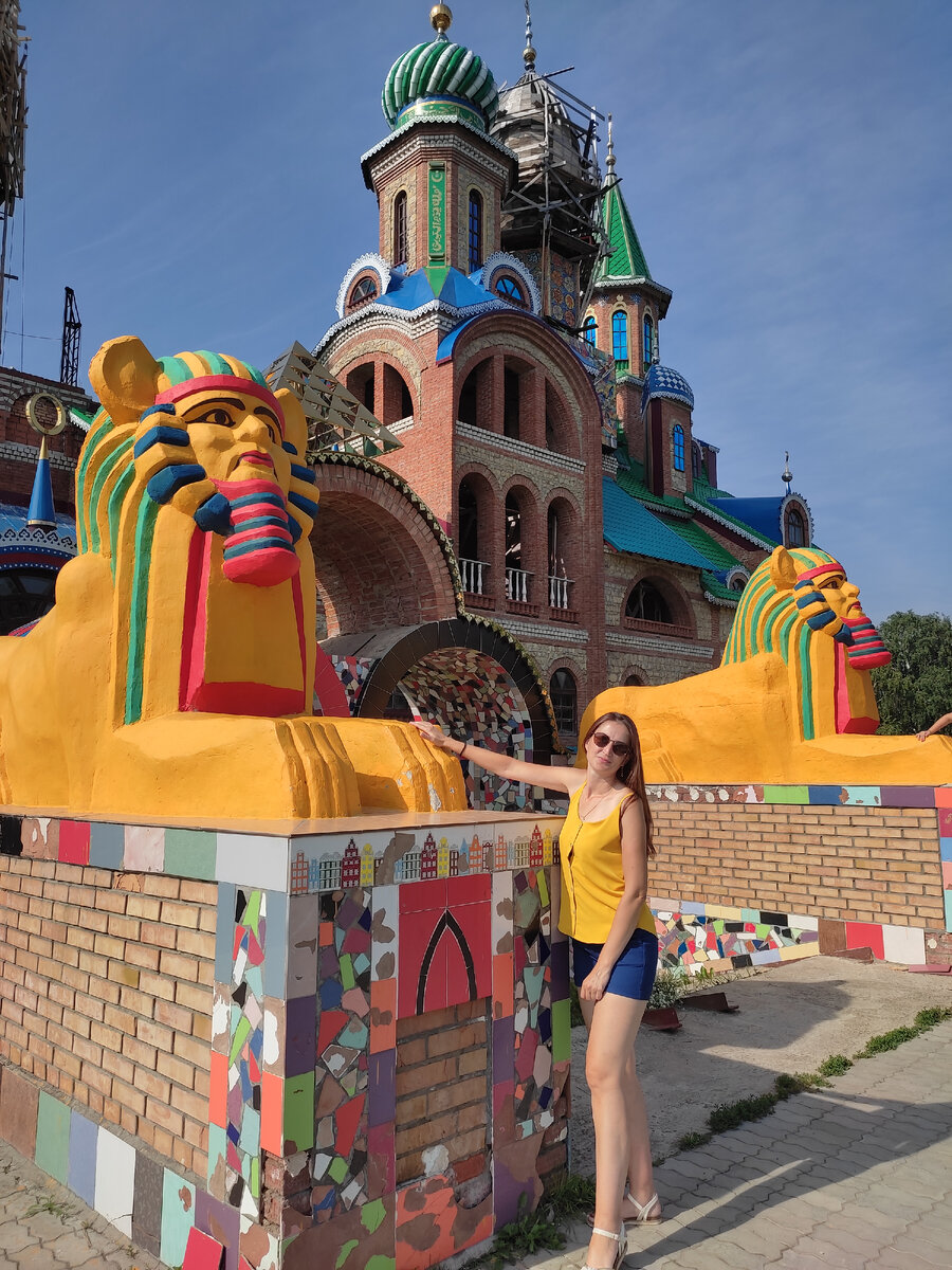 Храм всех Религий с задней стороны, со стороны железнодорожных путей