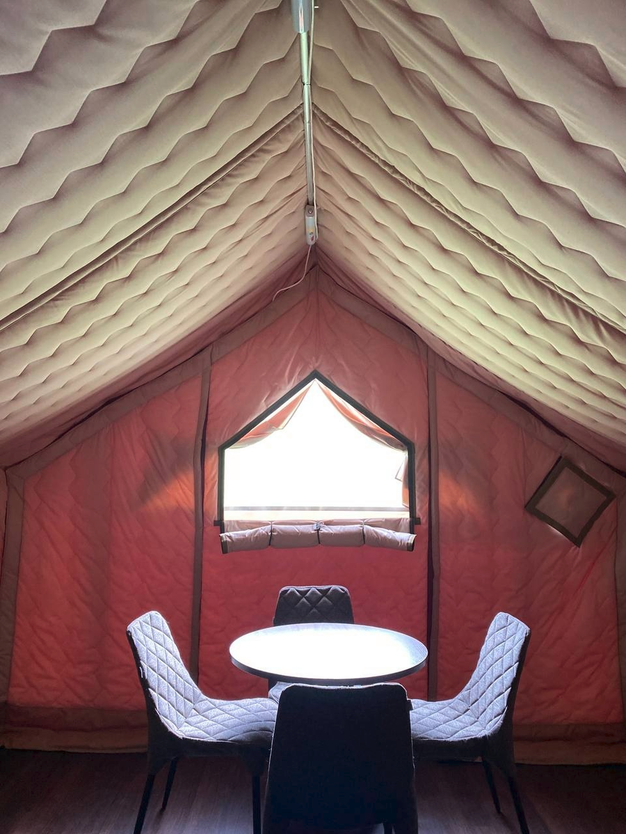 Лицевая сторона зимней палатки украшена декоративной стежкой