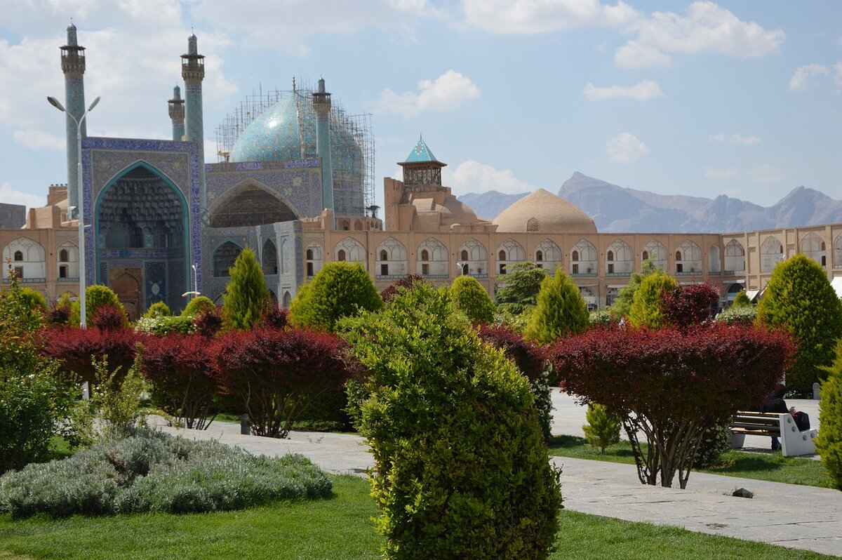 Iran. Сады Исфахана. Иран на заставку. Исфаган город визитная карточка. Цветы в стране Иран.